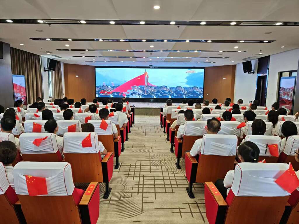 涪陵頁(yè)巖氣公司組織氣田各參建單位的職工代表觀看閱兵儀式。企業(yè)供圖