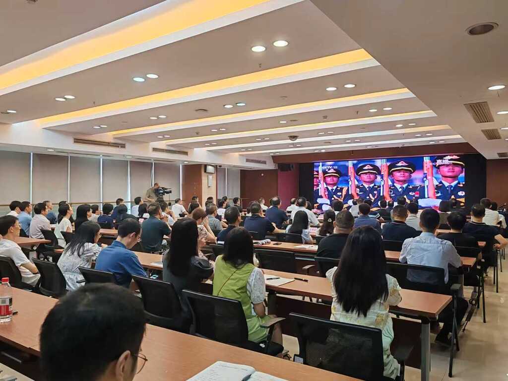 重慶市科學技術(shù)局組織100余名干部觀看大會。市科技局供圖