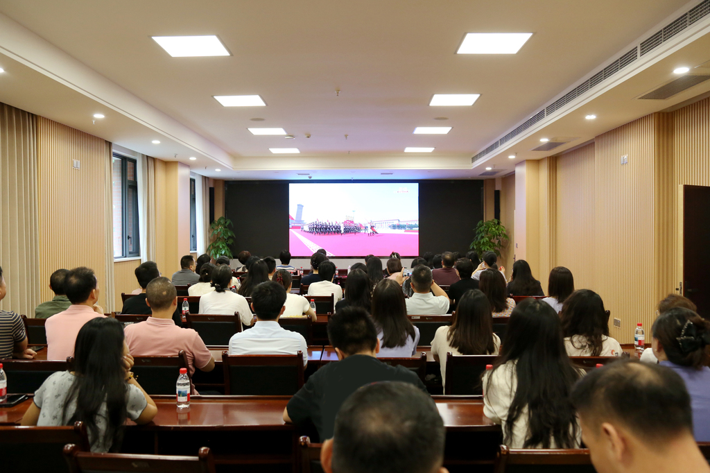重慶市婦黨員干部集中觀看大會。市婦聯(lián)供圖