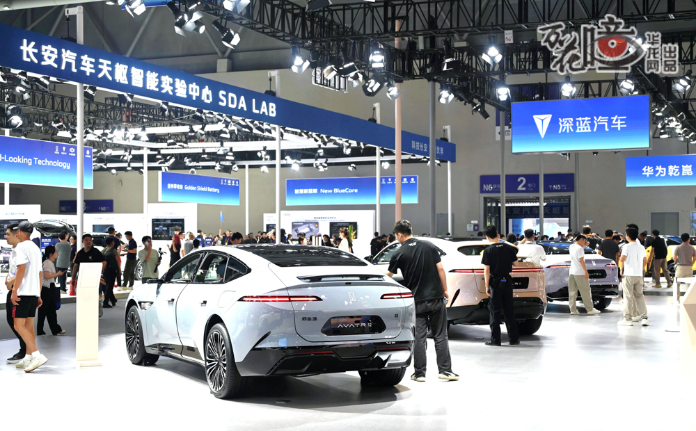 智能網(wǎng)聯(lián)新能源汽車板塊是本次智博會(huì)的重頭戲。除了本土的長(zhǎng)安、賽力斯，還有比亞迪、特斯拉等20多家知名整車企業(yè)參展，匯聚了108家零部件及生態(tài)鏈合作企業(yè)，展示出最新的“AI+車”等創(chuàng)新成果。