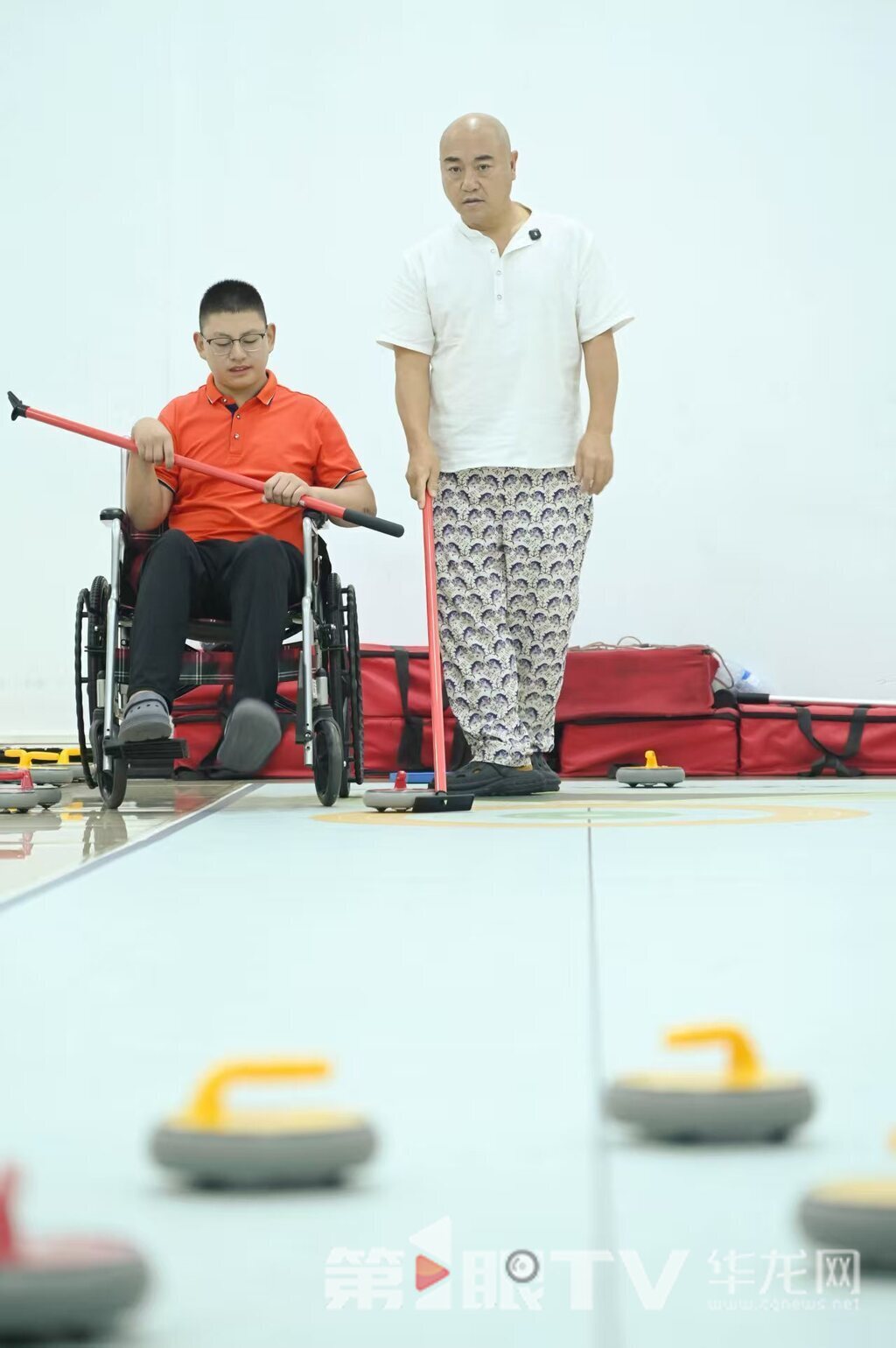 教練牟尚清指導(dǎo)隊(duì)員們訓(xùn)練。 第1眼TV-華龍網(wǎng)記者 劉潤(rùn) 攝