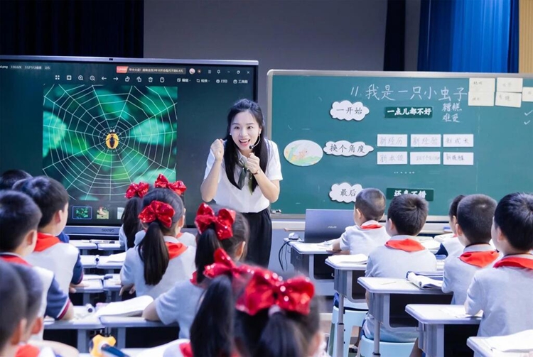 “教共體”總校沙坪壩區(qū)第一實(shí)驗(yàn)小學(xué)與成員校中梁小學(xué)，同上AI智慧課。沙坪壩區(qū)第一實(shí)驗(yàn)小學(xué)供圖