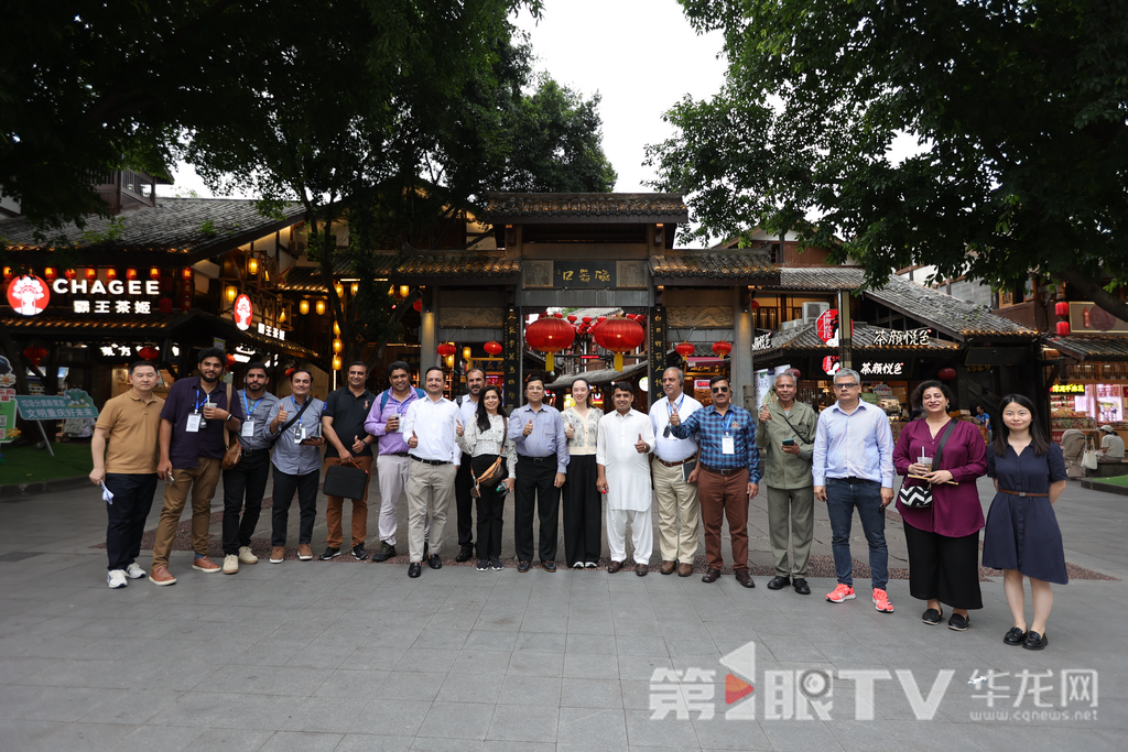 参访团走进磁器口古镇。第1眼TV-华龙网记者 罗盛杰 摄