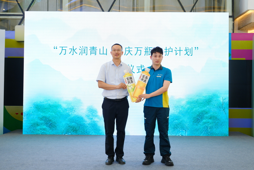 重庆品正食品有限公司(宜简)与重庆邮政投递员进行现场交接工作。