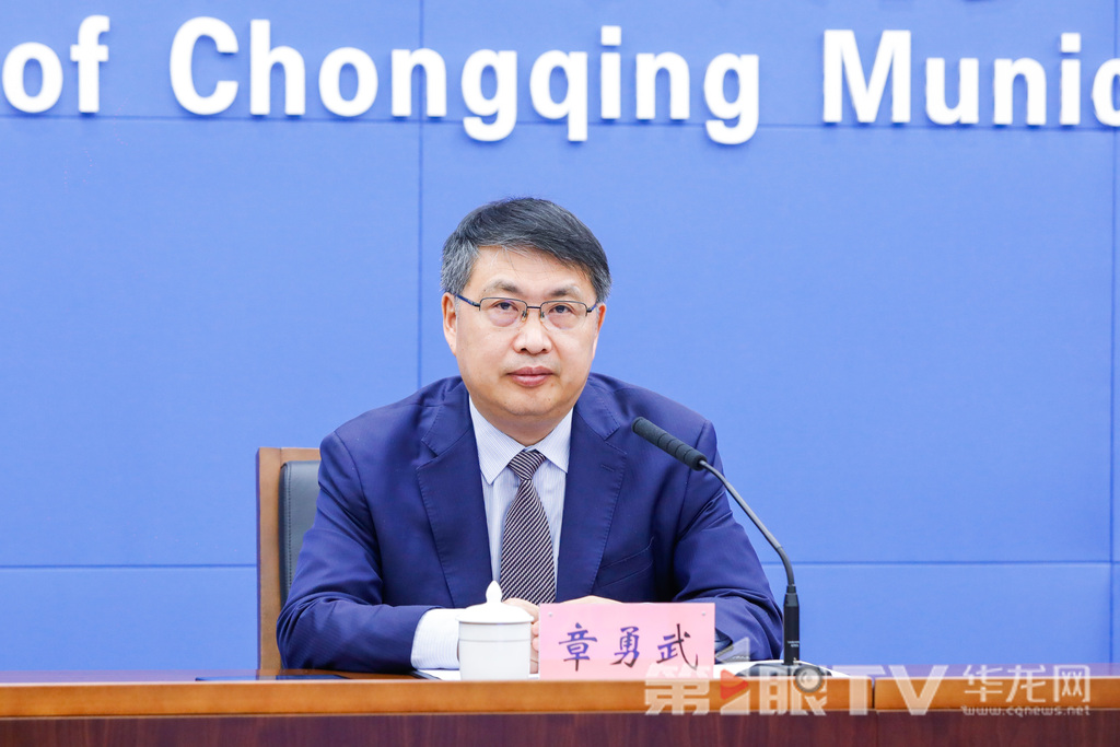 5月25日,第七届中国西部国际投资贸易洽谈会成果通报会举行。图为市商务委主任章勇武介绍相关情况。第1眼TV-华龙网 石涛 摄