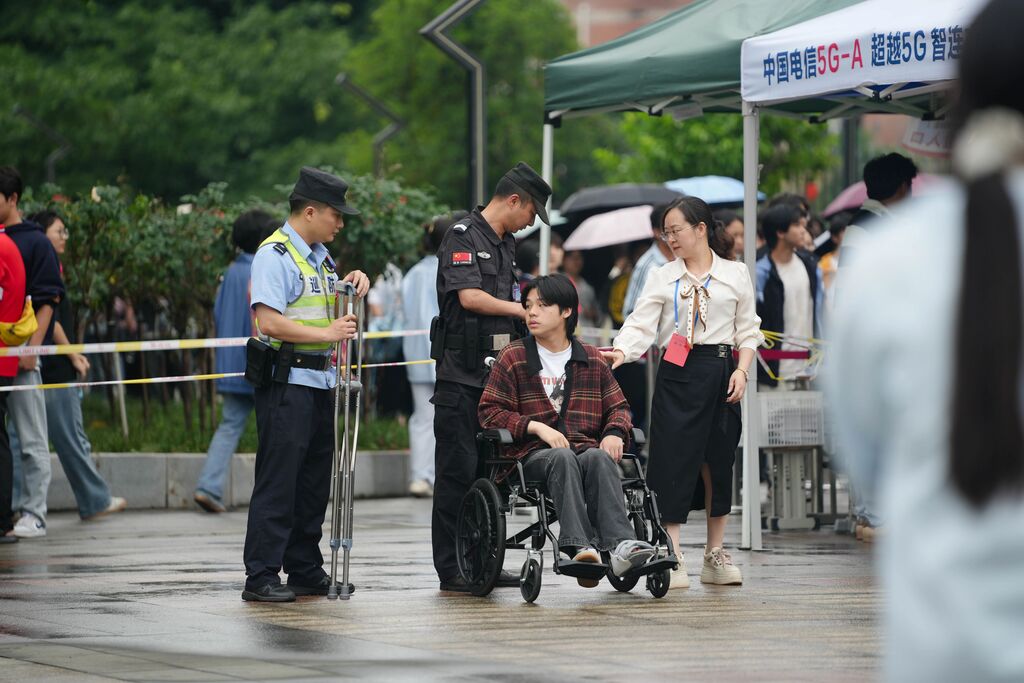 梁平區(qū)公安分局民警護(hù)送行動(dòng)不便的考生入場(chǎng)考試。 警方供圖