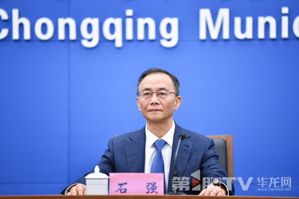 6月27日,“跟着渝厦高铁去旅行”新闻发布会举行。图为市文化旅游委党委书记石强介绍有关情况。第1眼TV-华龙网记者 李一鸣 摄