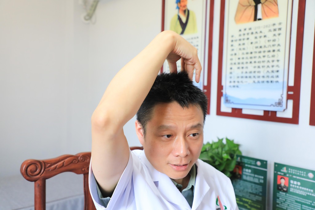 西南醫(yī)院江北院區(qū)中醫(yī)康復(fù)科主任江曉霽示范按揉百會穴。 西南醫(yī)院江北院區(qū)供圖