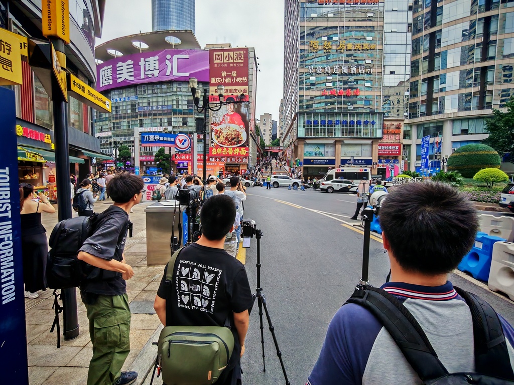 攝影師們早早就來到29中考場外準備抓取精彩的瞬間。