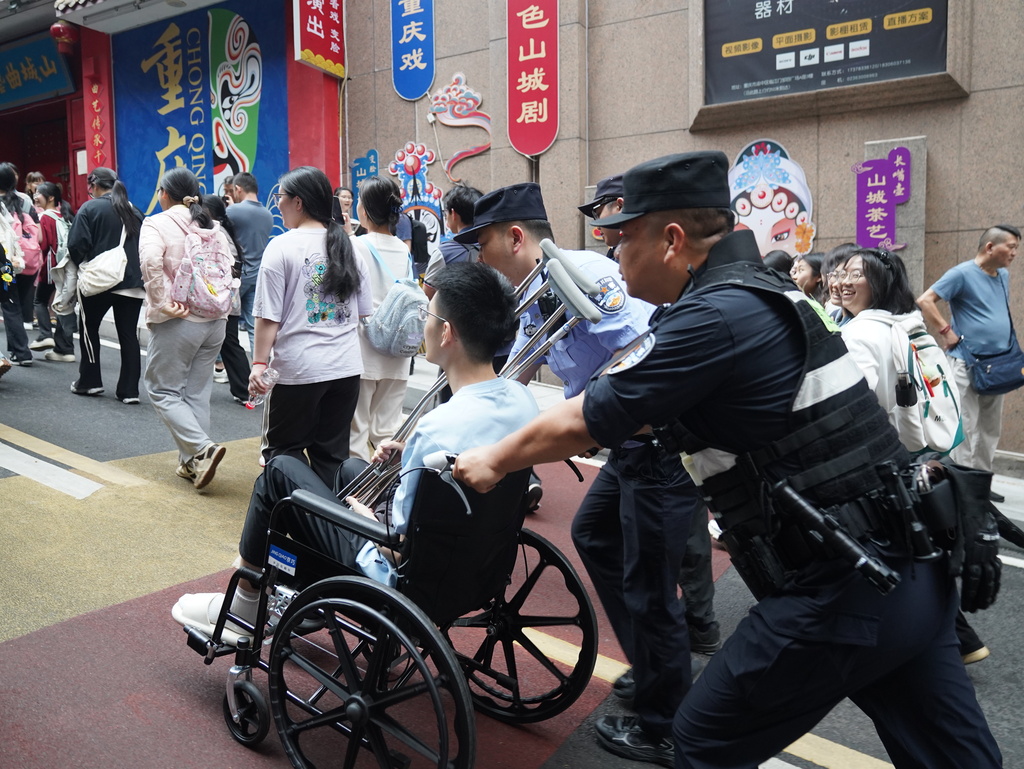 高考一個月前，考生小李（化名）在運動時不小心韌帶拉傷，只能依靠輪椅出行。當高考考點確定后，家長立即聯(lián)系渝中區(qū)公安分局校保支隊，向民警求助。6 月 7 日，解放碑派出所的民警和特警隊員提前到達29中考點等候，民警從家長手中接過輪椅，以專業(yè)且謹慎的動作，護送小李順利抵達考場。