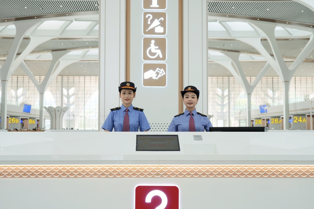 重庆东站服务台客运人员。重庆火车站供图