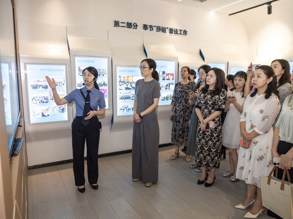 與會人員參觀江陵社區(qū)“渝好空間”。重慶市婦聯(lián)供圖
