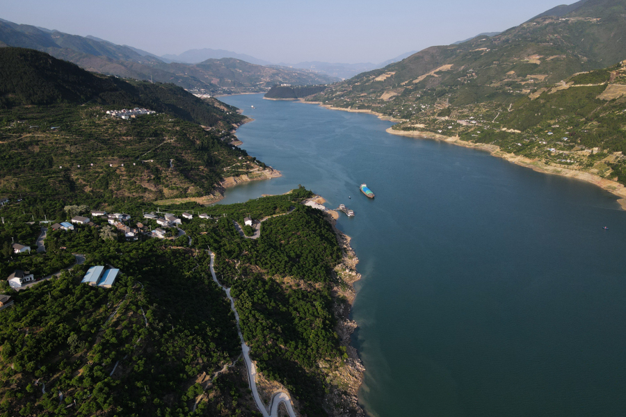 長(zhǎng)江巫山段碧水青山如畫。重慶市生態(tài)環(huán)境局供圖