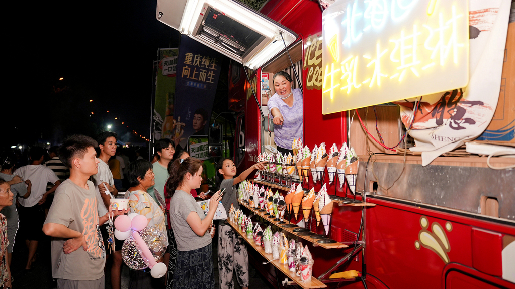 市民“逛吃”活動特色夜市。主辦方供圖