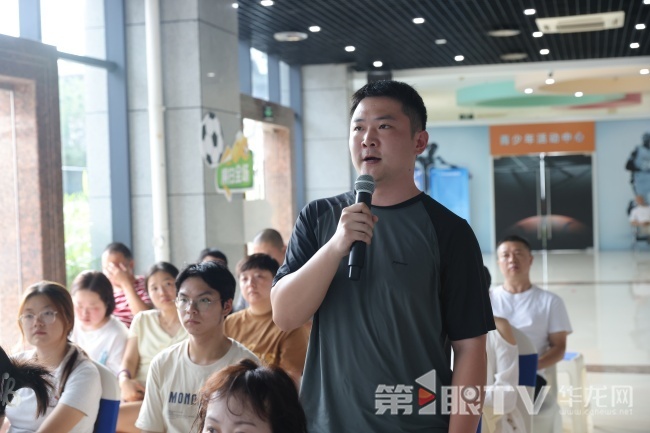 市民提問。第1眼TV-華龍網(wǎng)記者 簡夢 攝