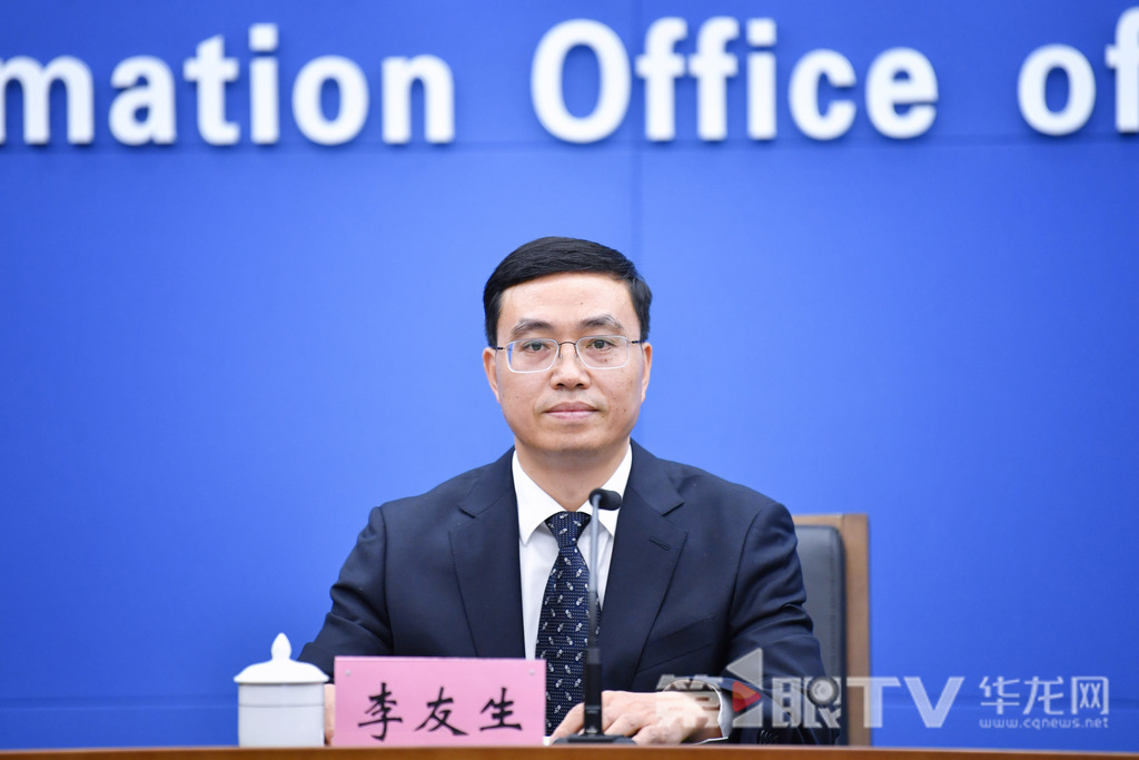 市司法局政治部主任、新聞發(fā)言人李友生回答記者提問。第1眼TV-華龍網(wǎng)記者 李一鳴 攝