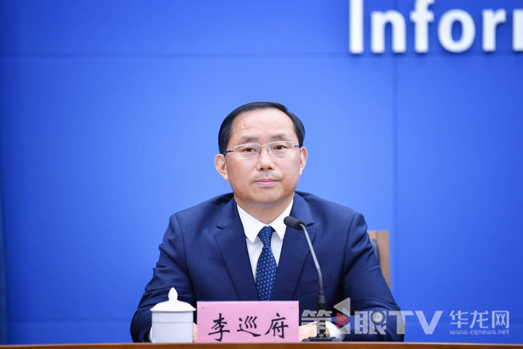 市商務(wù)委副主任李巡府回答記者提問。第1眼TV-華龍網(wǎng)記者 李一鳴 攝