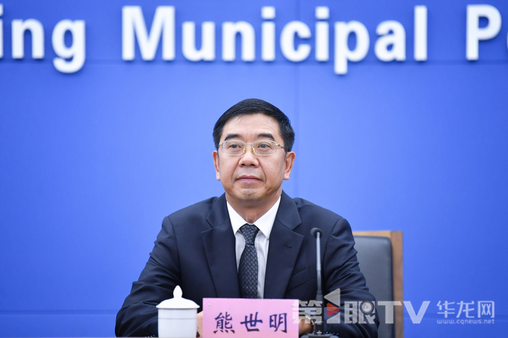 市司法局副局長(zhǎng)熊世明回答記者提問(wèn)。第1眼TV-華龍網(wǎng)記者 李一鳴 攝