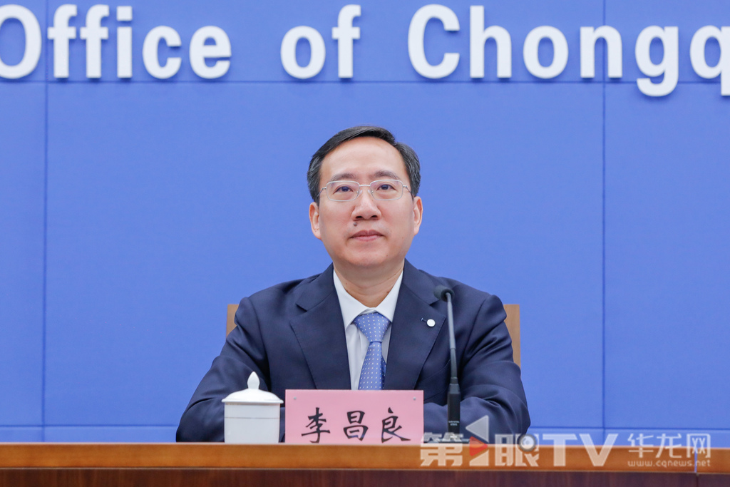 市城市管理局副局長、新聞發(fā)言人李昌良回答記者提問。第1眼TV-華龍網(wǎng)記者 石濤 攝