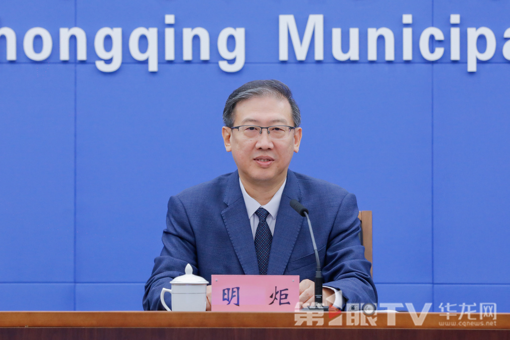 10月15日，重慶市政府新聞辦舉行“高質(zhì)量完成‘十四五’規(guī)劃 譜寫(xiě)中國(guó)式現(xiàn)代化重慶篇章”系列主題新聞發(fā)布會(huì)（第二十四場(chǎng)），本場(chǎng)介紹“十四五”時(shí)期重慶科技創(chuàng)新發(fā)展成效。圖為市科技局黨委書(shū)記、局長(zhǎng)明炬介紹相關(guān)情況。第1眼TV-華龍網(wǎng)記者 石濤 攝