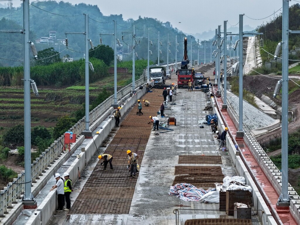 渝萬(wàn)高鐵站前三標(biāo)無(wú)砟軌道底座板施工建設(shè)現(xiàn)場(chǎng)一派忙碌景象。豐都縣融媒體中心供圖