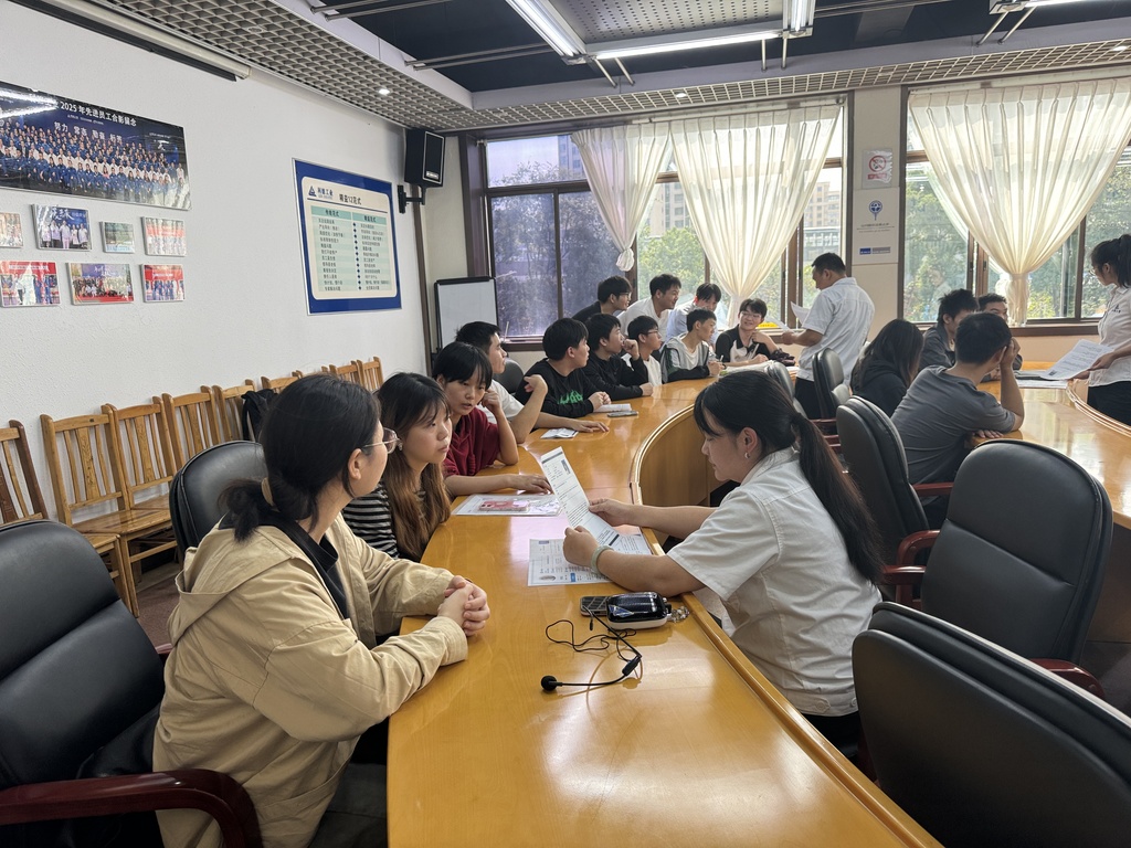 學(xué)生們進(jìn)行面試考察?；顒又鬓k方供圖