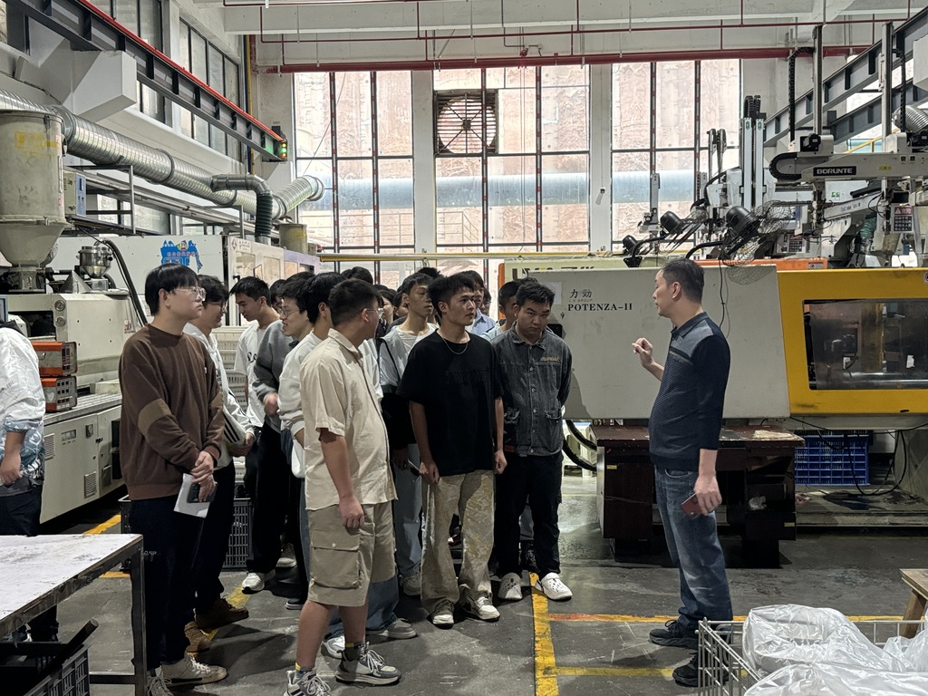 學(xué)生們走進(jìn)了重慶朗潤機(jī)電有限公司?；顒又鬓k方供圖