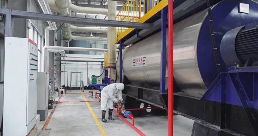 在無(wú)害化處理車(chē)間，工作人員正在操作機(jī)器。南川融媒體中心供圖