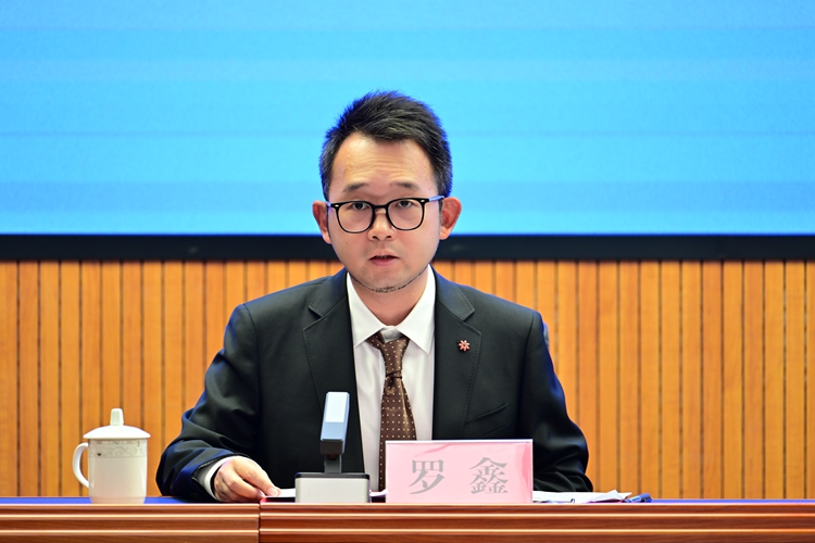南岸區(qū)經(jīng)濟(jì)信息和規(guī)劃發(fā)展中心副主任羅鑫。郭旭 攝