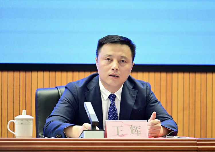 南岸區(qū)經(jīng)濟信息和規(guī)劃發(fā)展中心副主任王輝。郭旭 攝