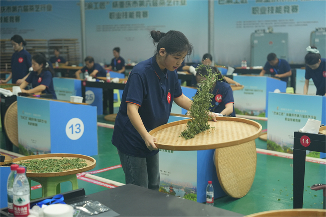 參賽選手展示制茶技藝。重慶市經(jīng)貿(mào)中等專業(yè)學(xué)校供圖