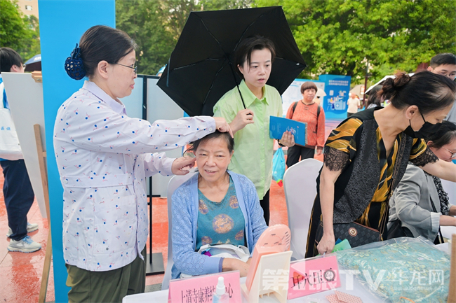 活動(dòng)現(xiàn)場(chǎng)設(shè)有醫(yī)保政策咨詢、惠民義診、中醫(yī)集市、醫(yī)保知識(shí)有獎(jiǎng)問答等互動(dòng)展區(qū)，市民在了解醫(yī)保政策的同時(shí)，也能把健康與快樂帶回家。第1眼TV-華龍網(wǎng)記者 曹建 攝