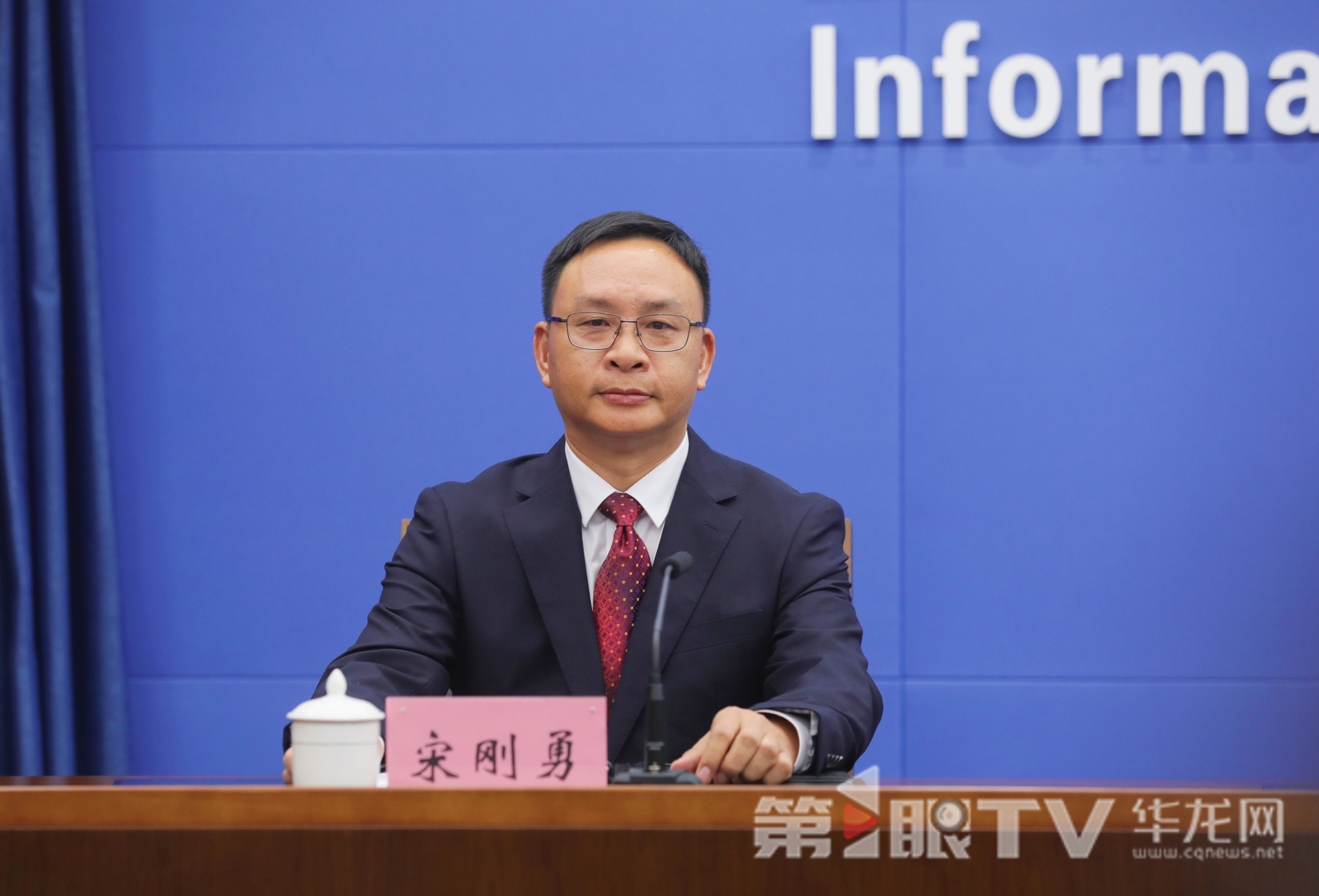 市水利局副局長(zhǎng)、新聞發(fā)言人宋剛勇回答記者提問。第1眼TV-華龍網(wǎng)首席記者 李文科 攝