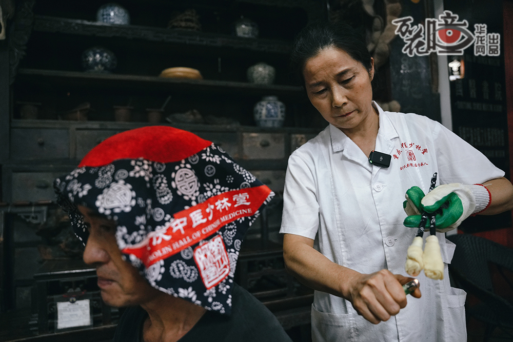 火熨術(shù)包括滾蛋法、燒燈火、撲灰碗、趟熱敷、滾藥包、艾灸法等。傳統(tǒng)火熨術(shù)，是“劉氏刺熨療法”的重要組成部分。市級(jí)非物質(zhì)文化遺產(chǎn)代表性傳承人曾凡秀將火熨布貼在患者疼痛明顯的頭部后，再將火熨棒蘸滿藥酒，點(diǎn)燃后在火熨布上反復(fù)滾動(dòng)拍打?；痨傩g(shù)能促進(jìn)頭部血液循環(huán)，改善氣血瘀滯狀況，緩解因氣血不暢引起的頭痛、頭暈、頭部脹痛等癥狀，尤其對(duì)風(fēng)寒濕邪侵襲頭部導(dǎo)致的疼痛效果顯著。