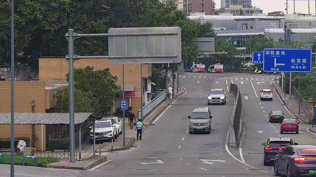 民警找到老人。重庆市公安局机场分局供图 第1眼TV-华龙网发