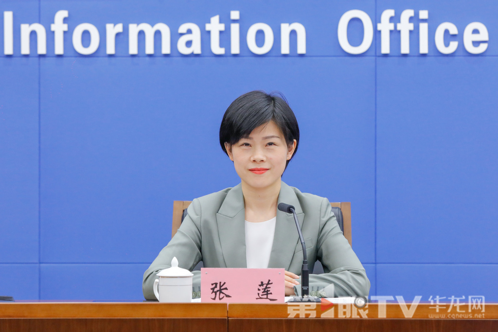 市婦聯(lián)黨組成員、副主席張蓮回答記者提問。第1眼TV-華龍網(wǎng)記者 石濤 攝