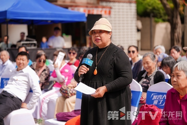 市民现场提问。第1眼TV-华龙网记者 刘柳 摄