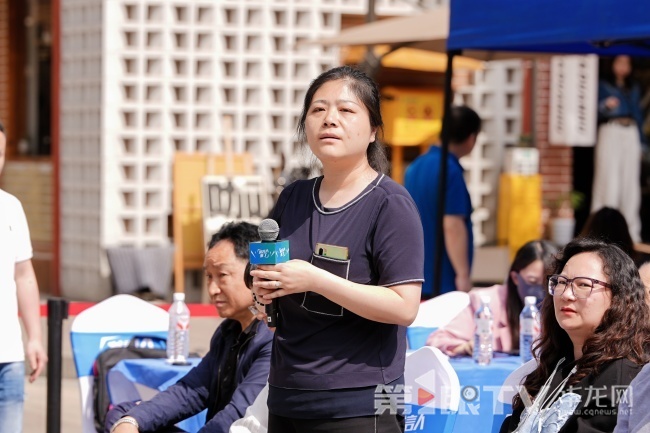 市民现场提问。第1眼TV-华龙网记者 刘柳 摄