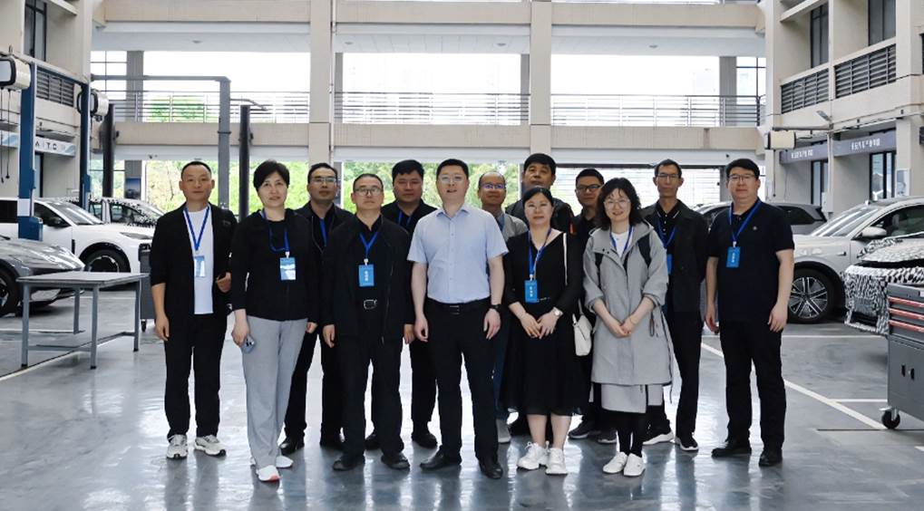 一群人站在街道边走
AI 生成的内容可能不正确。
