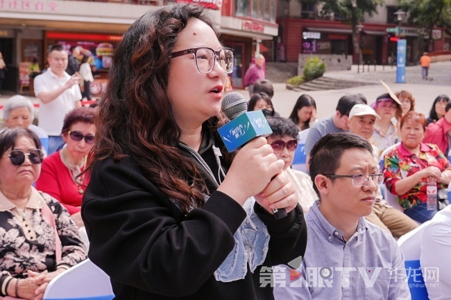 市民现场提问。第1眼TV-华龙网记者 刘柳 摄