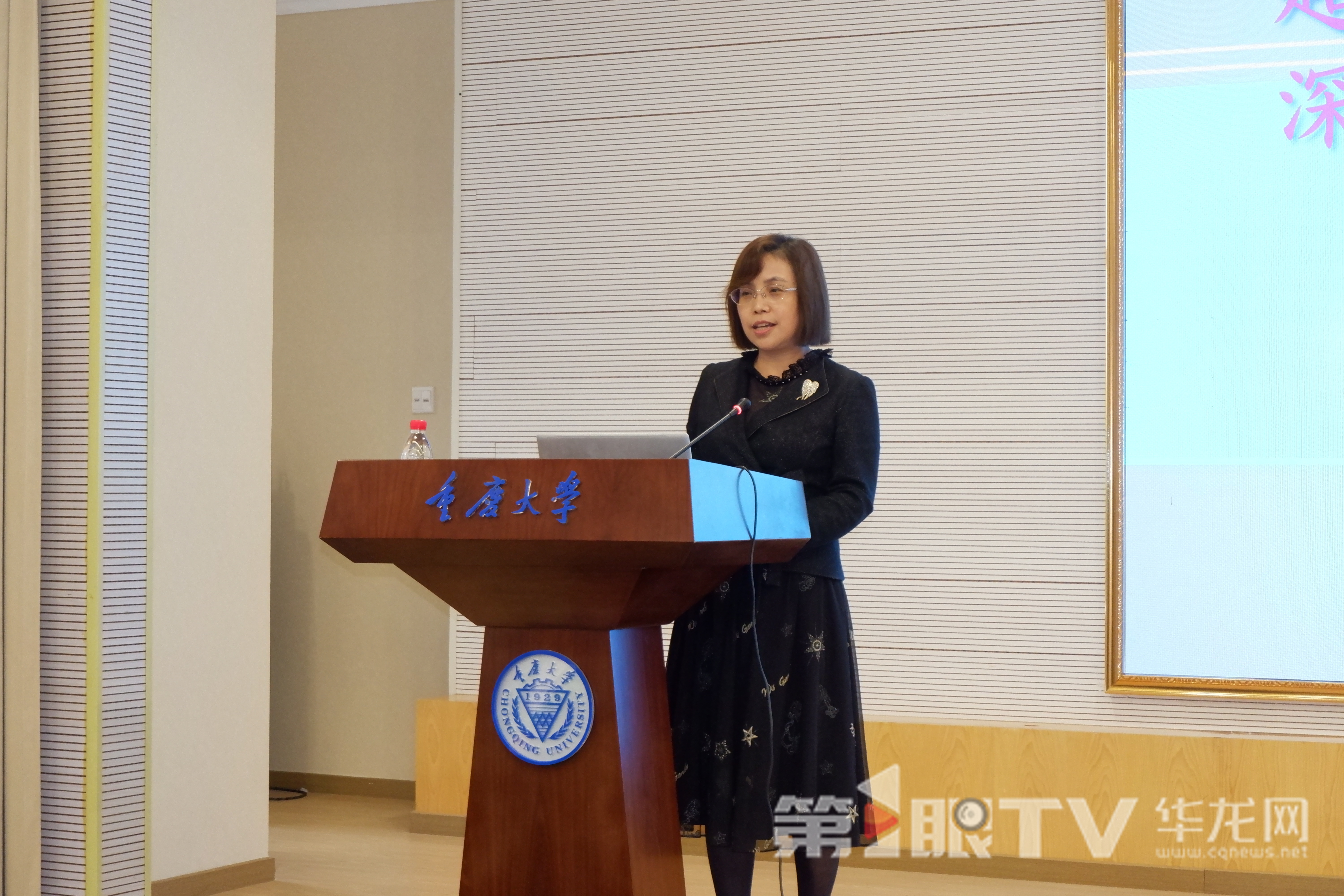重庆大学图书馆党总支书记何栎致辞。首席记者 林楠 摄