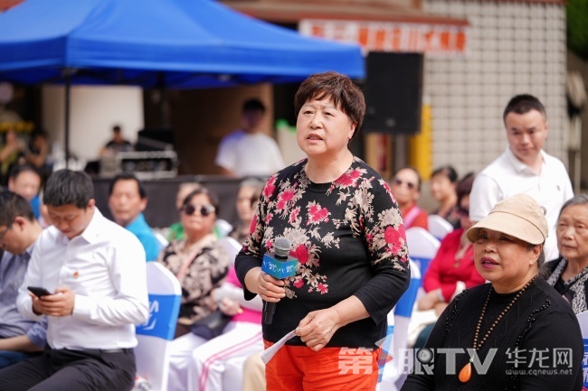 市民现场提问。第1眼TV-华龙网记者 刘柳 摄3