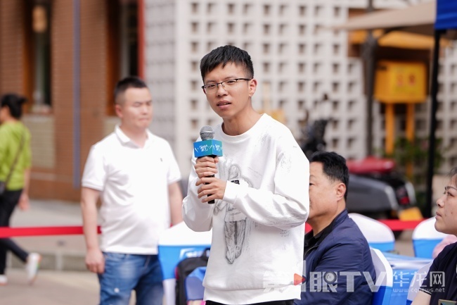 市民现场提问。第1眼TV-华龙网记者 刘柳 摄1
