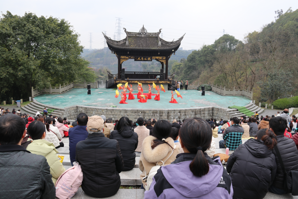 市民观看文艺演出。重庆园博园供图