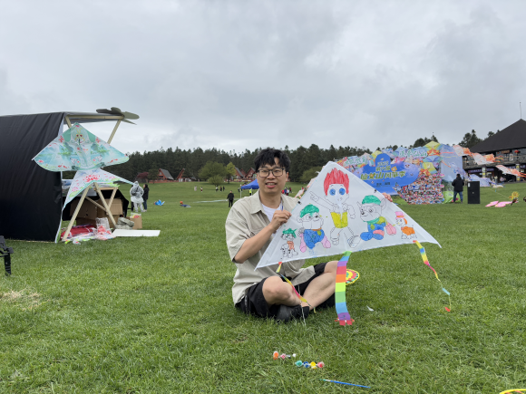 游客分享自己制作的風(fēng)箏,。王俊杰 攝