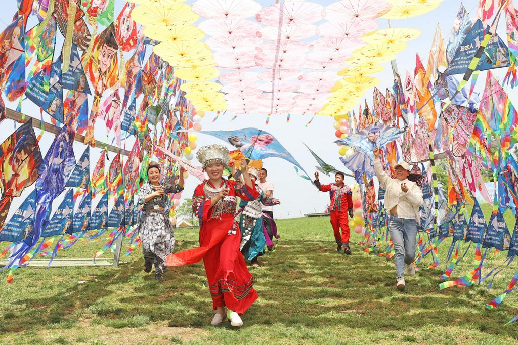 游客穿着民族服饰打卡彭水。彭水县委宣传部供图