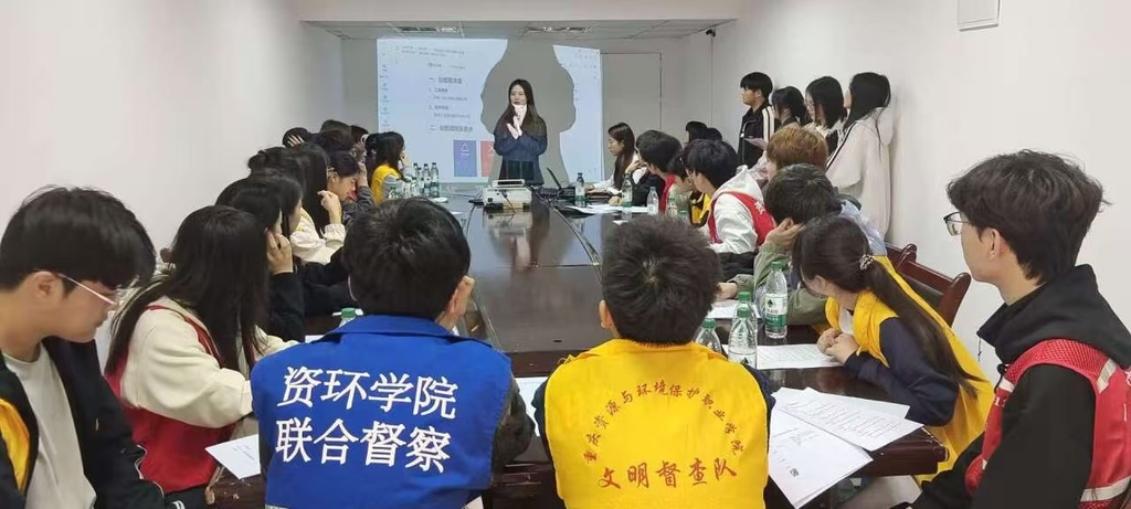 活动上为志愿者们培训垃圾分类知识。受访者供图