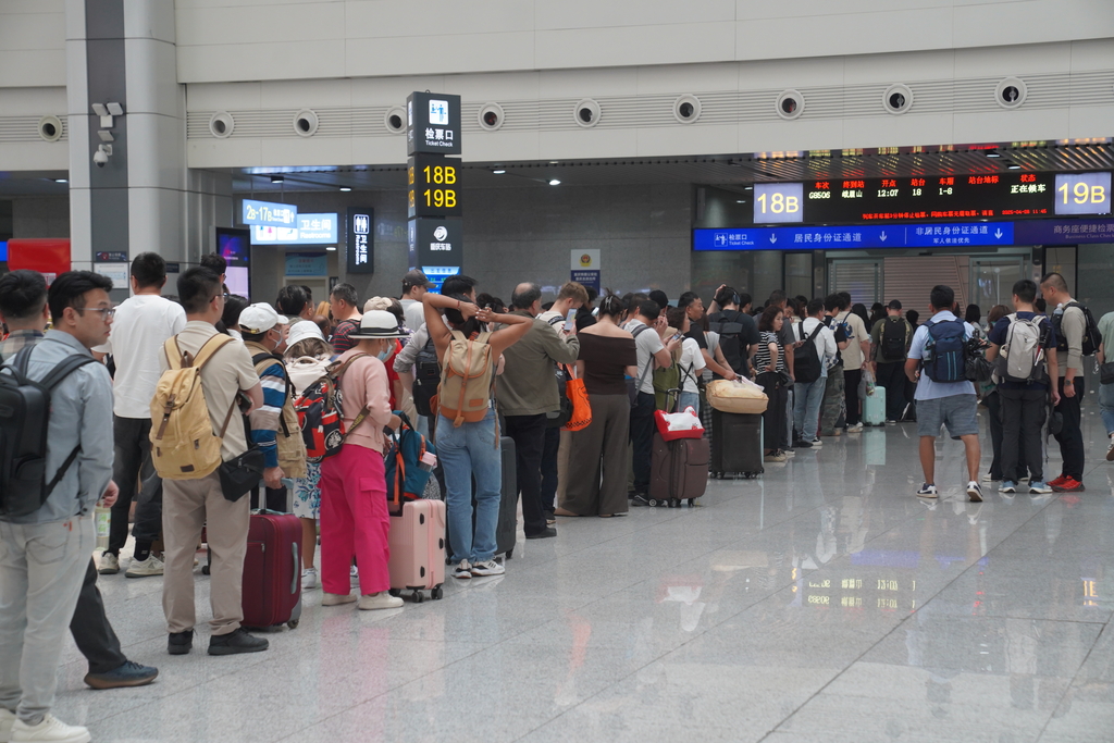 正在排隊檢票的旅客。通訊員 汪亮 攝