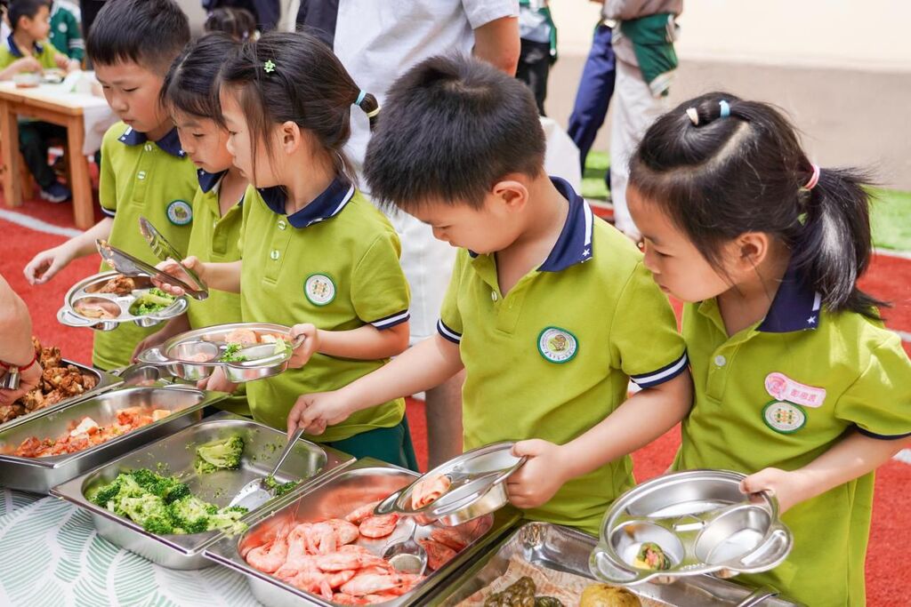 孩子們品嘗自己的勞動成果。 活動主辦方供圖
