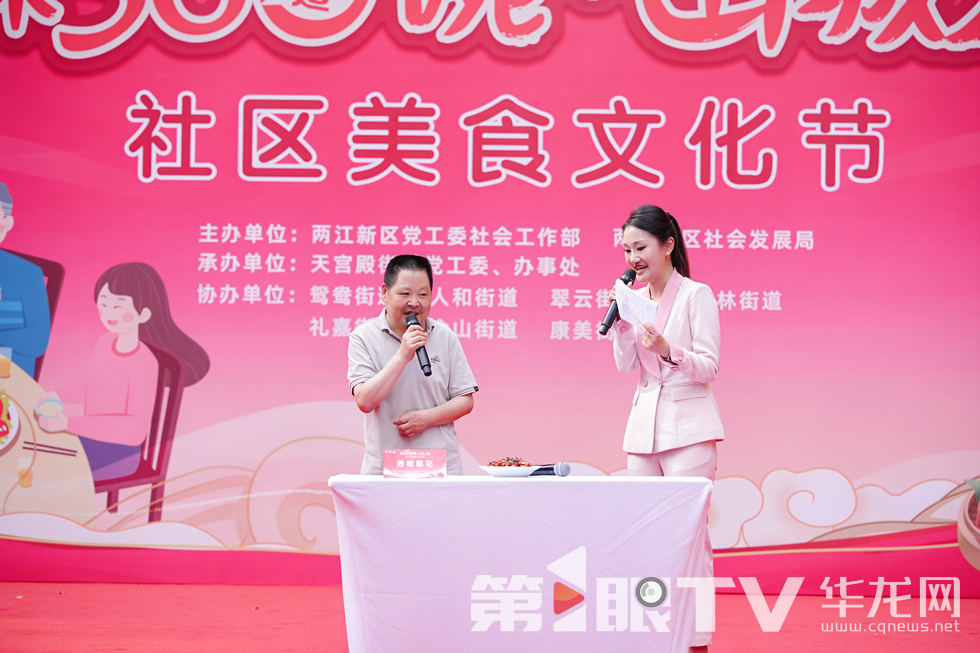 戴小波分享泡椒郡花背后的美食故事。第1眼TV-華龍網(wǎng) 張穎綠蕎 攝